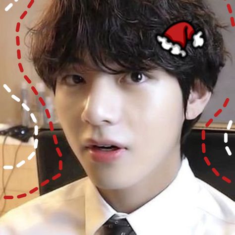 Taehyung Pfp Funny, Bts Christmas Matching Pfp, Kpop Christmas Pfp Funny, Taehyung Christmas Icon, Bts Christmas Pfp, Christmas Taehyung, Taehyung Cute Edit, Taehyung Christmas, Taehyung Pfp