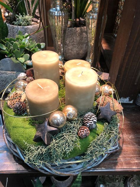 Adventskranz: Unterlage ist ein runder geflochtener Kranz den wir mit Koniferen und Christbaumkugeln, Zapfen und Sternen geschmückt haben. Diese und viele weitere Deko-Ideen für die Adventszeit gibt es in den Floristikfachgeschäften von Interfleur. 27 Filialen in Bremen und Niedersachsen, wir freuen uns auf Euren Besuch. Blumensträuße gibt es in unserem Flowershop, Blumenversand bundesweit Tea Light Candle, Pillar Candles, Tea Lights, Advent, Christmas Wreaths, Table Decorations, Candles, Christmas, Home Decor