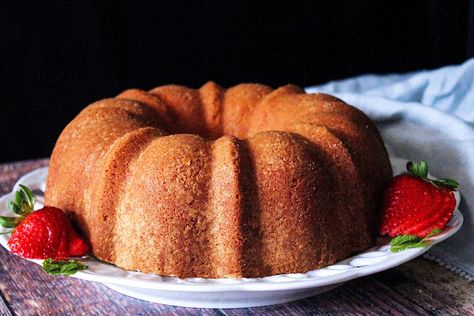 Old School Butter Pound Cake | Just A Pinch Recipes Butter Pound Cake, Cake Liner, Sour Cream Pound Cake, Butter Cake Recipe, Chocolate Bundt Cake, Bundt Cakes Recipes, Monkey Bread, Pound Cake Recipes, Classic Desserts