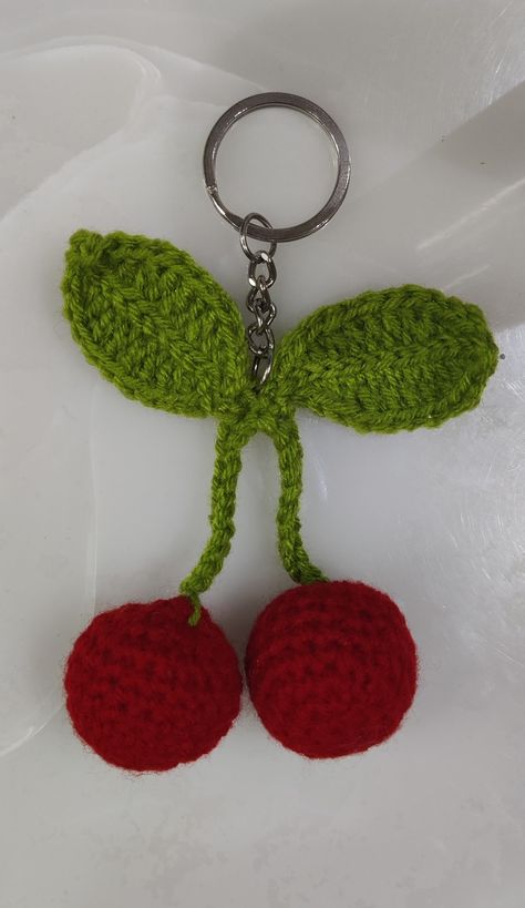 Cherry Cherry Amigurumi, Crochet Cherry Keychain, Starter Crochet, Granny Square Pattern Free, Crochet Keychains, Chanel Decor, Keychain Pattern, Sewing Things, Crochet Collection