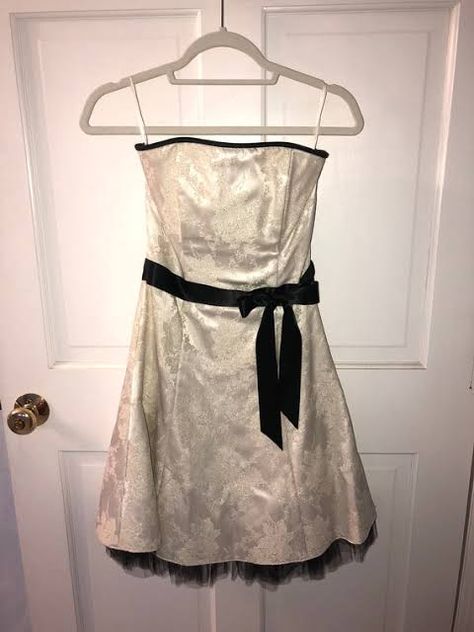 Formal Dress White, Dress With Floral Embroidery, Black Formal Dress, Jessica Mcclintock Dress, School Look, Black Dress Formal, Black Formal, School Looks, Jessica Mcclintock