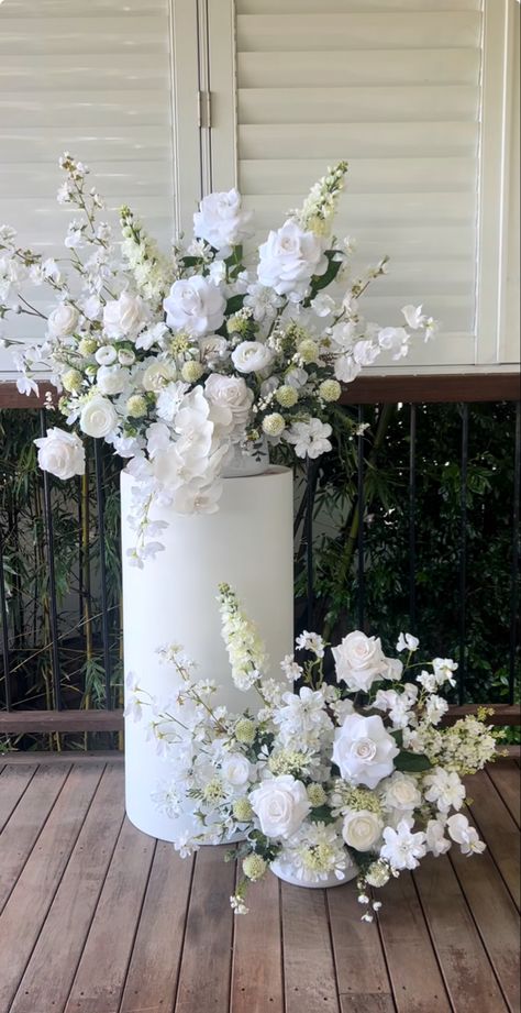 Flower Pedestal Arrangements, White Rose Centrepiece, Engagement Party Floral Arrangements, Outside Wedding Ceremonies, White Wedding Flowers Centerpieces, Wedding Pillars, Baby Blue Weddings, Wedding Setup, Diy Floral Decor