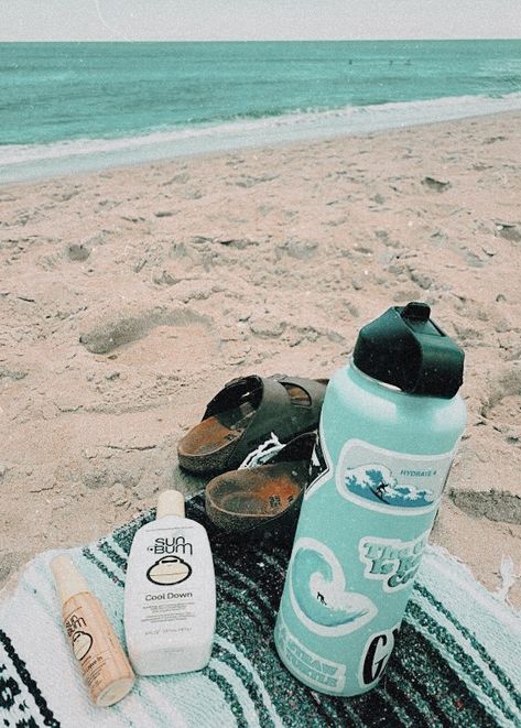 2019 Nostalgia, Obx Fits, Hydroflask Aesthetic, Granola Aesthetic, Surfer Vibes, Aesthetic Water, Girl Surfer, Preppy Vibes, Beachy Aesthetic