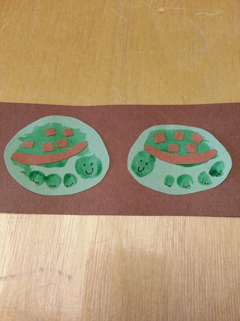 Turtle footprint art :-) Baby Animals Crafts For Toddlers, Turtle Infant Art, Footprint Turtle, Turtle Footprint Art, Ocean Footprint Art, Summer Art For Babies, Ocean Infant Art, Turtle Crafts For Toddlers, Summer Infant Art