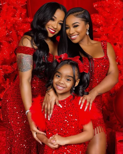 Happy Holidays 🎁 Mother Daughter Family Photos, Family Christmas Pictures Black People, Glam Family Photoshoot, Mommy Daughter Photography, Reginae Carter, Mommy Daughter Photoshoot, Daughter Photo Ideas, Toya Wright, Glamour Photo Shoot