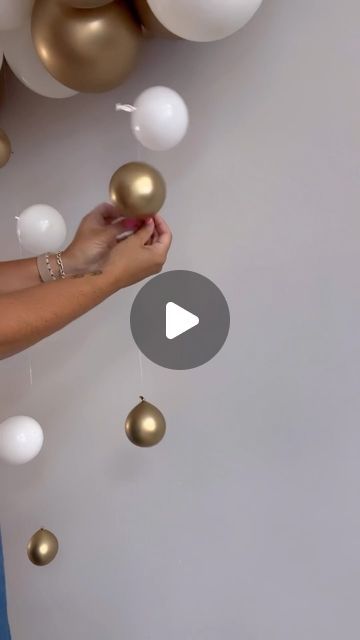 Ballon Clouds Decoration, How To Set Up Balloons For Party, How To Stick Balloons To Wall, Large Balloons With Tassels, Pictures Hanging From Balloons, Balloon Box Ideas, Ballon Designs Ideas, Floating Balloon Decorations, Balloon Clusters Diy