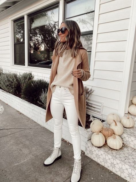 4 Casual Looks For Thanksgiving Day Photo Outfits Women, Beige Combat Boots Outfit, Creme Outfits, Casual Neutral Outfits, Neutral Outfit Aesthetic, Fall Photo Outfits, Neutral Winter Outfit, Japan March, Combat Boot Outfit