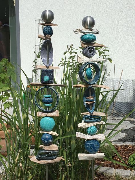 Whimsical Yard, Funny Vine, Garden Totem, Garden Totems, Garden Pottery, Garden Art Sculptures Diy, Garden Deco, Metal Garden Art, Garden Art Projects