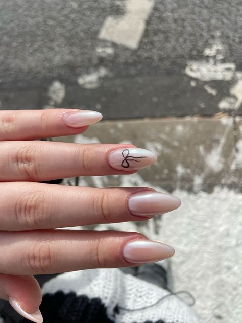 Eco-Friendly Summer Travel Tips and Sustainable Bow Nail Art Ideas Nail Art Designs Hailey Bieber, Chrome Nails With Bow, Chrome Bow Nails, Hailey Bieber Nails Almond, Almond Nails Coquette, Bow Nail Art Designs, Nails Coquette, Bieber Nails, Bow Nail Designs