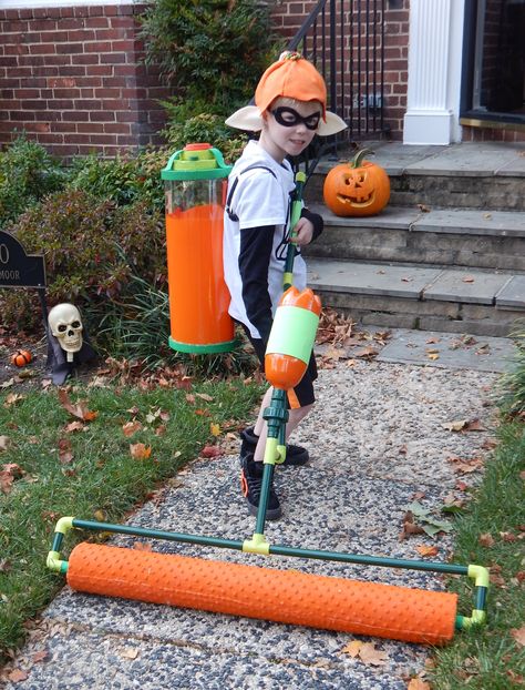 Inkling Boy Costume with Ink roller Inkling Costume Diy, Splatoon Costume Diy, Splatoon Halloween Costume, Inkling Cosplay, Splatoon Birthday, Splatoon Costume, Splatoon Cosplay, Nintendo Party, Book Day Costumes