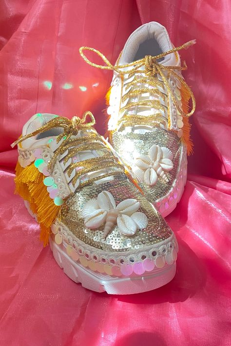 Shop for Chal Jooti White Synthetic Leather Bohemian Butterfly Wedding Sneakers Online at Aza Fashions Girly Sneakers, Bridal Sneakers, Seashell Mirror, Shoe Makeover, Wedding Sneakers, Indian Bridal Jewelry Sets, Butterfly Wedding, Diy Fashion Clothing, Bridal Jewellery Indian