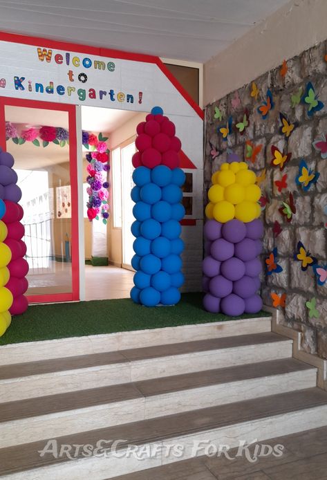 Door. Stairs. Crayons. Balloons. School Stairs Decoration Ideas, Welcome Entrance Ideas, School Stairs Decoration, School Entrance Decor Ideas, School Decorations Ideas, School Stairs, Back To School Decorations, Door Stairs, School Gate