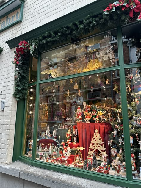 Vintage Department Store Christmas, Christmas Window Display Ideas, Christmas Window Ideas, Christmas Shop Displays, Christmas Toy Shop, Christmas Shops, Christmas Shop Window, Brugge Belgium, German Christmas Markets