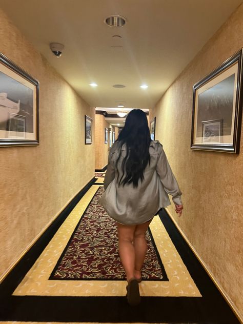 Hotel Ig Pics, Hallway Poses, Hotel Selfies, Hotel Hallway Photoshoot, Hallway Photoshoot, Hotel Photoshoot Ideas, Draculaura Aesthetic Outfit, Draculaura Aesthetic, Hotel Hallway