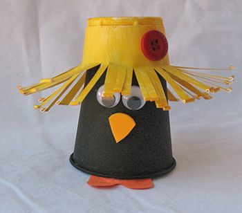 easy kids crafts Scarecrow Crafts, Kids Fall Crafts, Fun Fall Crafts, Fall Preschool, Cup Crafts, Daycare Crafts, Fall Crafts For Kids, Autumn Crafts, Fall Projects