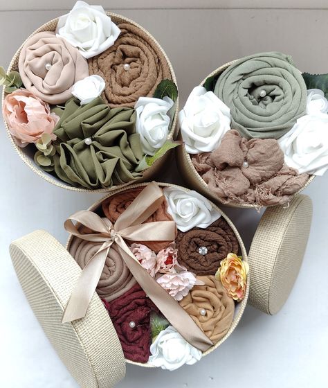 Hijab Gift Bouquet Islamic Gift Hampers, Hijab Party Ideas Decoration, Hijab Box Design, Islamic Outfits For Women, Islamic Outfits, Hijab Bouquet, Hijab Gift, Exploding Gift Box, Khimar Hijab