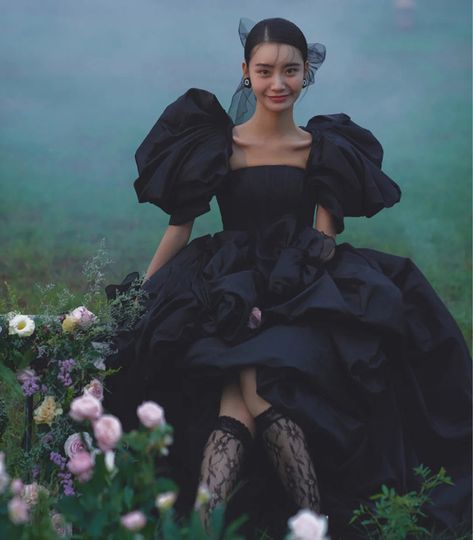 Chinese Wedding Photos, Pre Debut Photoshoot, Debut Theme, Debut Photoshoot, Photoshoot Concept, Chinese Wedding, Black Wedding Dresses, Pre Wedding Photoshoot, Photoshoot Outfits