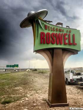 Roswell, NM - Roswell Welcome Sign Mexico Tourist Attractions, Roswell Incident, Roswell New Mexico, Alien Aesthetic, Aliens And Ufos, Land Of Enchantment, Roadside Attractions, Festival Lights, Best Places To Travel