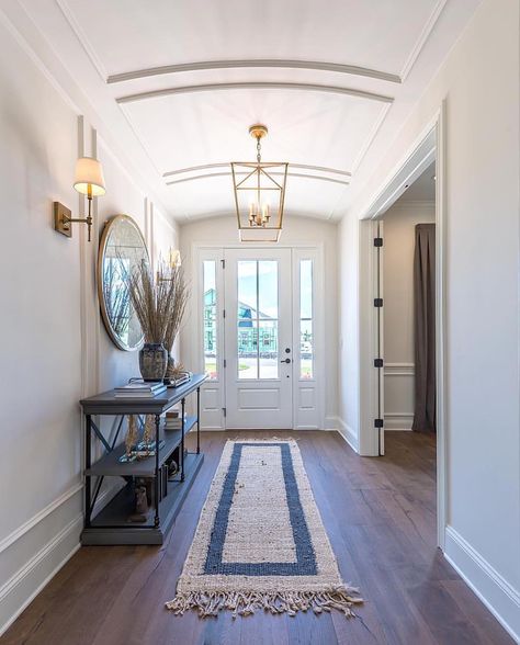 Crushing on this beautiful and bright foyer on this gloomy Monday ... | by @cottagehomecompany | Transitional Entry, Foyer Ideas Entryway, Foyer Furniture, Entrance Way, Farmhouse Entryway, Rug Ideas, Foyer Design, Entry Way Design, Entry Way