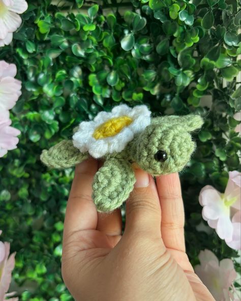 I got to test this adorable little pattern for @minimalist.flower 🌼 it’s released now, so go check out her page and make your own lil friend! 💛 - Pattern: Flower the Turtle - #crochet #crochetaddict #crochetinspiration #crochetlove #crochetersofinstagram Flower Turtle Crochet, Succulent Turtle, Turtle Crochet Pattern, Crochet Succulent, Turtle Crochet, Minimalist Flower, Turtle Pattern, Crochet Rose, Pattern Flower