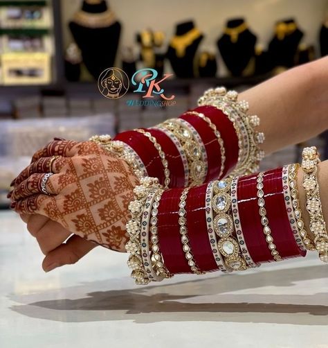 Chooda Designs Punjabi, Chura Bridal Punjabi Bride, Chooda Designs Brides, Choora Bangles Bridal, Bridal Chooda, Best Indian Wedding Dresses, Bride Suit, Wedding Jewelry Sets Bridal Jewellery, Pengantin India