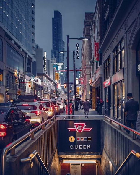 Toronto Subway, Toronto Street, Toronto Photos, Instagram Queen, Ariel Winter, Nyc Subway, Downtown Toronto, Metro Station, New City