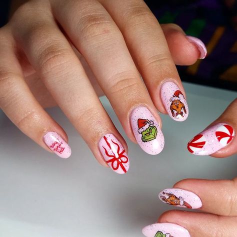 Grinch Xmas Nails, Christmas Nails Short Grinch, Christmas Nail Inspo Grinch, Pink Grinch Nails Designs, Funny Christmas Nails, Pink Grinch Nails, Cowboy Christmas Nails, Grinch Nails Acrylic, Easy Grinch Nails