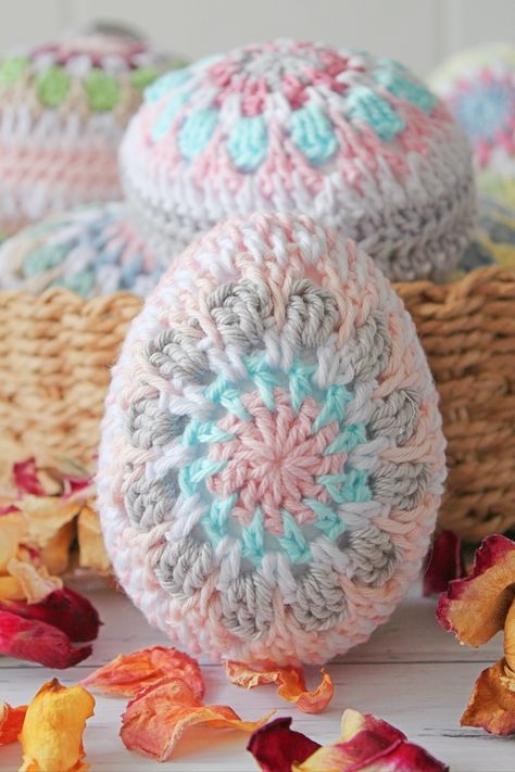 {Crochet} Granny Square Easter Eggs - Threadbare Creations Threadbare Creations, Easter Crochet Patterns Free, Yarn Tutorials, Crochet Easter Basket, Easter Egg Pattern, Crochet Easter, Easter Crochet Patterns, Crochet Granny Square, Holiday Crochet