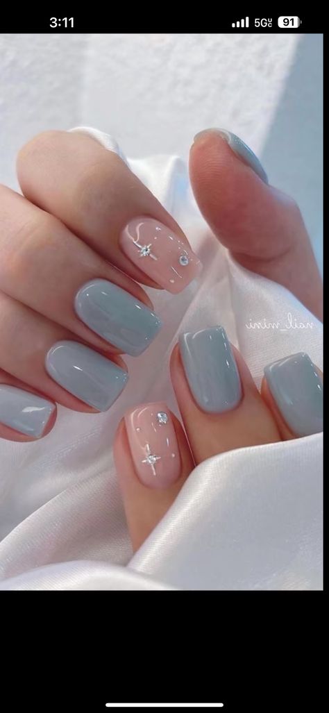 Winter Wonderland Nails Short, Easy Winter Nails Short, Natural Nails Winter Colors, Blue Frosty Nails, Snow Nails Short, Blue Winter Gel Nails, Light Blue Winter Nail Designs, Winter Nails Light Blue, Frosty Blue Nails