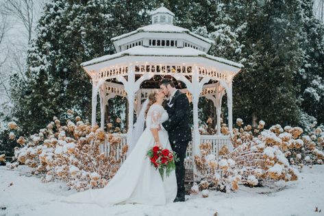 Winter Wedding Trends, Maine Winter, Maine Wedding Venues, Winter Wedding Venues, Rustic Wedding Backdrops, Snowy Weather, Winter Wedding Colors, Wedding Themes Winter, Winter Wonderland Wedding