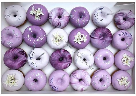 Donut Decorating Ideas, Purple Cakes Birthday, Doughnut Shop, Donut Dessert, Donut Decorations, Purple Set, Cute Donuts, Purple Birthday, Delicious Donuts