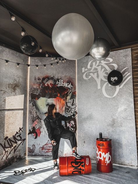 Street Style Interior Design, Graffiti Birthday, Tattoo Shop Interior, Brand Aesthetics, Glam House, Trash Art, Garage Interior, Graffiti Murals, Grunge Art