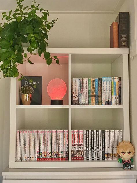 Small Manga Shelf Ideas, Anime Display Ideas, Manga Display Ideas, Figure Shelf Display, Aesthetic Shelf Ideas, Figure Display Ideas, Manga Shelf Ideas, Book Shelf Ideas Bedroom, Manga Display