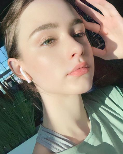 Pale White Skin, Dasha Taran, Skin Aesthetics, 얼굴 드로잉, Clear Glowing Skin, Glow Skin, Pretty Skin, Mascara Facial, Pale Skin