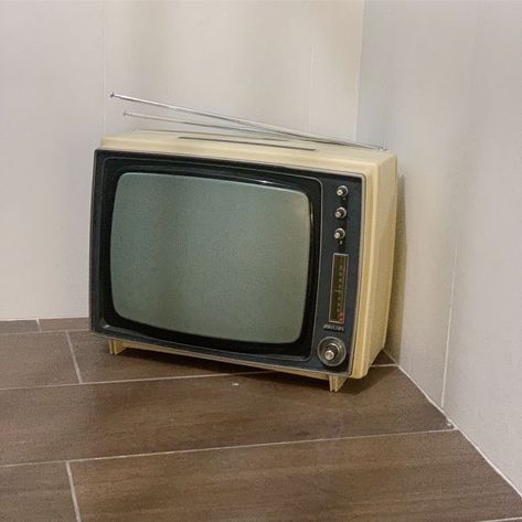 Aesthetic 60s, Old Television, Tv Aesthetic, 80’s Aesthetic, Tv Controller, Vintage Television, Aesthetic Minimalist, Grunge Room, Old Boxes