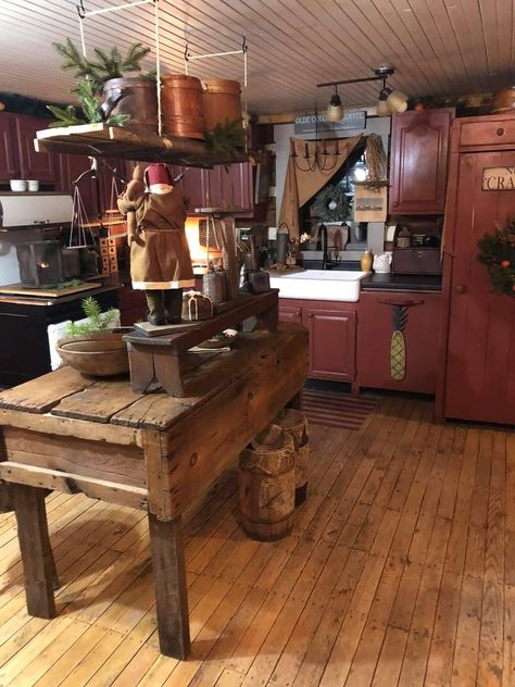 Primitive Kitchen Island, Prim Kitchen, Colonial Kitchens, Unfitted Kitchen, Primitive Kitchens, Primative Decor, Colonial Kitchen, Primitive Kitchen Decor, Freestanding Kitchen