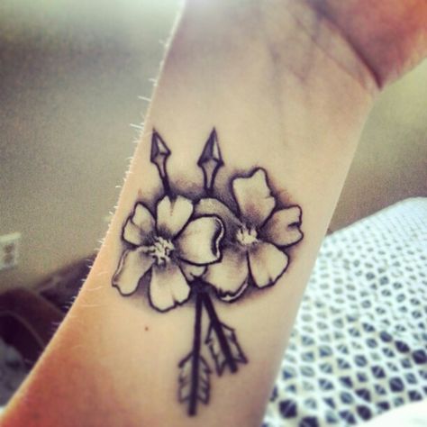 New wrist tattoo♥ Indian Wrist Tattoos For Women, Cherokee Rose Tattoo, Wrist Tattoo Cover Up Ideas, Twd Tattoo Ideas, Valentine Tattoo Ideas, Cherokee Indian Tattoos, Valentine Tattoo, West Tattoo, Dermal Piercings