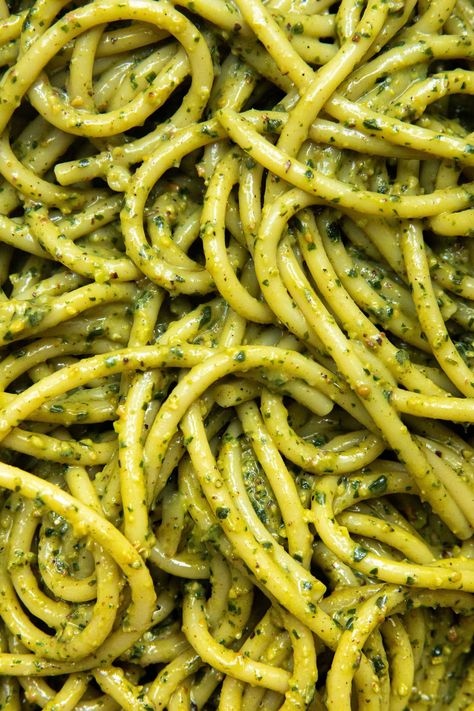 Creamy, nutty, salty vegan pesto that comes together in basically as long as it takes to cook pasta. } Macro Food Photography, Vegan Pesto Pasta, Pasta Restaurants, Pasta Al Pesto, Vegan Pesto, Vegan Pasta Recipes, Egyptian Food, Food Gallery, Macro Meals