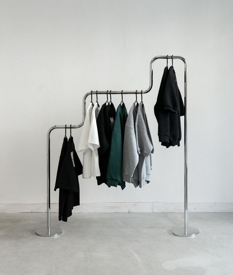 Steel Clothes Rack, Unique Clothing Rack, Showroom Design Fashion, Cool Clothing Rack, Diy Cloth Rack, Clothing Pop Up, Bauhaus Wardrobe, Clothing Rack Design, Showroom Clothing