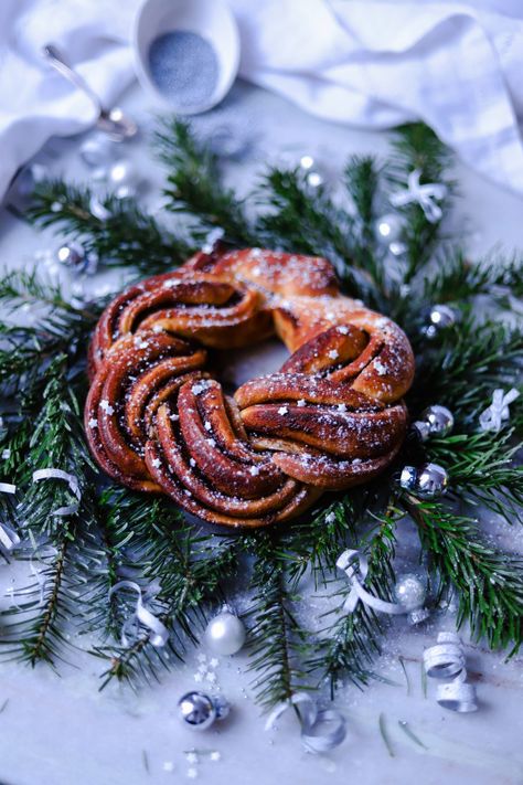 Christmas Cinnabun Wreath | Holiday Treat | Two Spoons Bread Wreath, Mini Bun, Vegan Holidays, Cinnamon Bread, Vegan Christmas, Pretty Christmas, Vegan Condiments, Cinnamon Buns, Vegan Baking