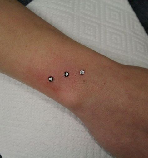 asymmetrical wrist dermal Wrist Dermal Piercing, Dermal Piercing Wrist, Dermal Piercing, Afro Style, Body Piercings, Tragus Piercings, Tattoo Shop, Piercing Tattoo, Body Mods