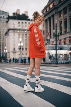 Outdoor Fashion Photoshoot, Urban Senior Photos, Urban Photoshoot Women, Street Poses Photoshoot Ideas, Street Style Photoshoot Ideas, Street Style Poses, Hike Photoshoot, Urban Poses, Modeling Poses For Beginners