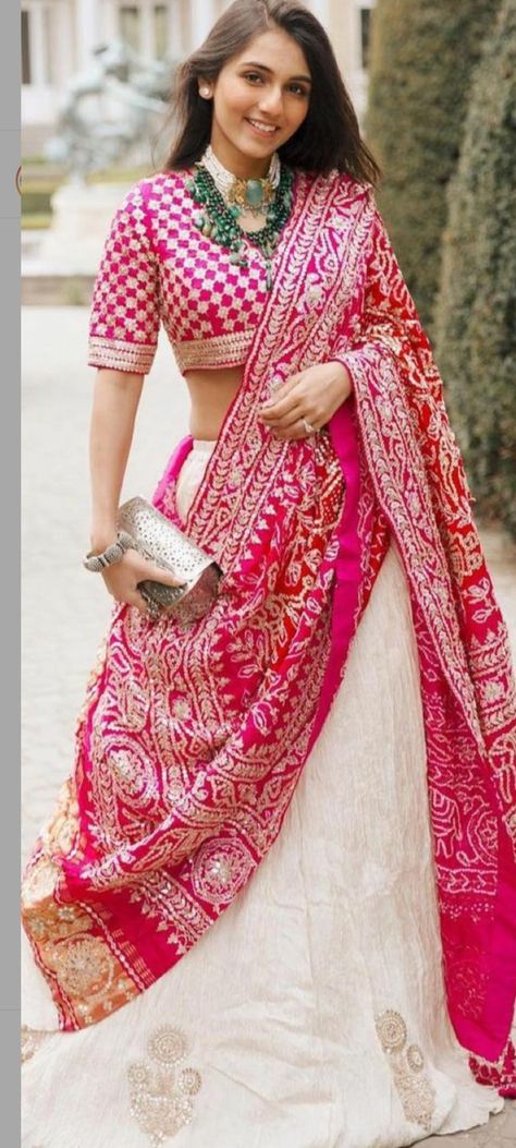 Bhandani Print Lehenga, Indo Western Hairstyles, Lehenga With Bandhani Dupatta, Contrast Lehenga, Functional Dress, Chania Choli, Choli Blouse Design, Saree Styling, Mehendi Outfit