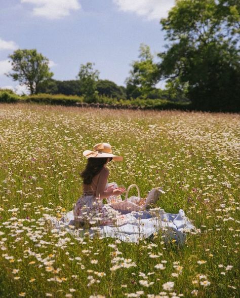 Girl Reading Book, Vintage Picnic, Kentucky Derby Hats, Cottagecore Aesthetic, Spring Aesthetic, Girl Reading, Aesthetic Vintage, Flower Field, Kentucky Derby