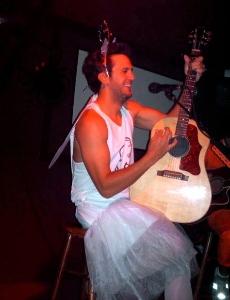 lolwut?   ....his outfit! bhahaha Luke Bryan Funny, Luke Bryan Family, Luke Bryan Fan, Luke Bryan Pictures, Best Country Singers, Scotty Mccreery, Jake Owen, Chris Young, Eric Church