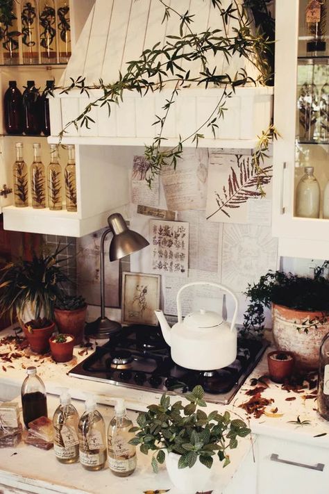 Inspired: Witchy Kitchens | The Good Spell Book Witchy Apartment, Bohemian Style Kitchen, Bohemian Style Home, Witchy Kitchen, Witch Cottage, Bohemian Kitchen, Kitchen Witchery, Kitchen Herbs, Decor Ikea