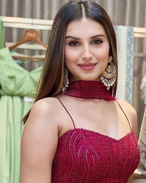 Tara Sutaria Outfits, Makeup Poses, Nidhi Shah, Dolls Makeup, Hot Dp, Lehenga Hairstyles, Tara Sutaria, Ideal Girl, Ethnic Hairstyles