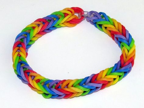 Full Screen Image of the Fishtail Bracelet | Rainbow Loom Patterns Wonder Loom Patterns, Fishtail Loom Bracelet, Easy Fishtail Braid, Rainbow Loom Fishtail, Wonder Loom, Crazy Loom, Loom Band Patterns, Fishtail Bracelet, Rainbow Looms