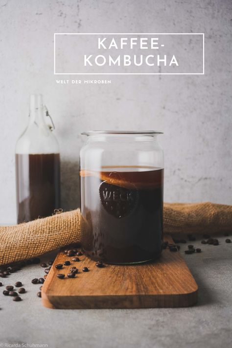 Ein KaffeeKombucha ist der perfekte Ansatz für den Sommer. Schnell und einfach gemacht, aromatisch, erfrischend sowie belebend und die perfekte Grundlage für einen probiotischen Eiskaffee. Das Rezept und eine Schritt für Schritt-Anleitung findet ihr hier! Kefir, Kombucha, V60 Coffee, Clean Eating, Condiments, Drinks, Coffee, Health