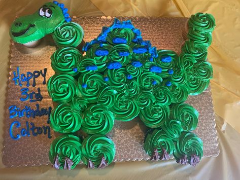 Dino Cupcake Cake Pull Apart, Dinosaur Pull Apart Cupcakes, Dinasour Cupcakes Ideas, Dinosaur Cupcake Cake, Crafts Fir Kids, T Rex Cake, Dinosaur Cupcakes, Dinosaur Birthday Party Decorations, Dino Cake